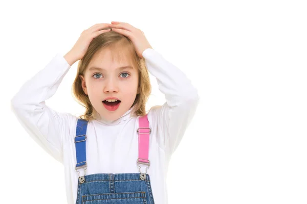 La bambina era molto sorpresa da quello che vedeva. Il concetto di emozioni per bambini. — Foto Stock