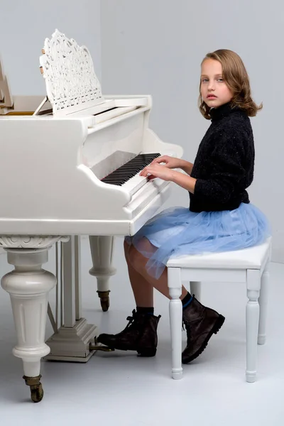 Piękna nastolatka gra na fortepianie — Zdjęcie stockowe