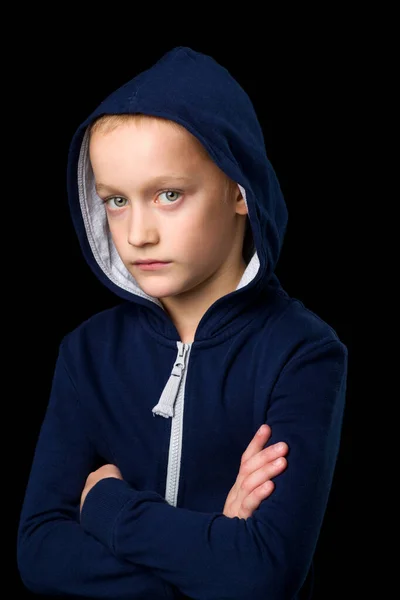 Portret fajnego chłopca w niebieskiej bluzie — Zdjęcie stockowe