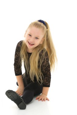 Sıska kız jimnastikçi sicim yapıyor. Çocuk sporu konsepti.