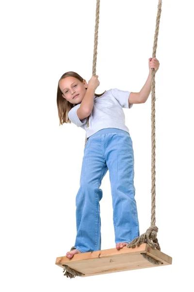 Preteen menina se divertindo no balanço de corda — Fotografia de Stock