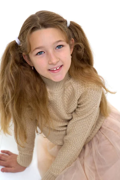 Chica preadolescente pensativa. Posando sobre fondo blanco. — Foto de Stock