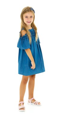 Çekici sarışın kızın tam boy portresi