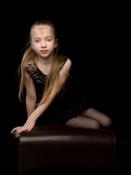Милая маленькая девочка в танцевальном костюме. На черном фоне. — стоковое фото