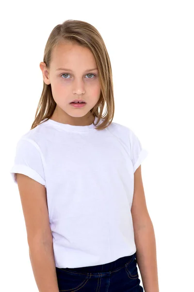 Loira em uma camiseta branca no estúdio em um fundo branco. Close-up — Fotografia de Stock