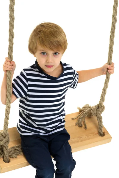 Roztomilý chlapec sedí na laně houpačka — Stock fotografie