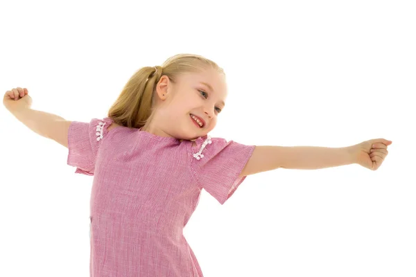 Het kleine meisje spreidt haar armen naar de zijkanten, kinderen emoties. — Stockfoto