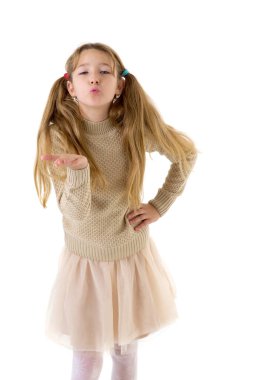 Düşünceli ergen kız. Beyaz arkaplana karşı poz.