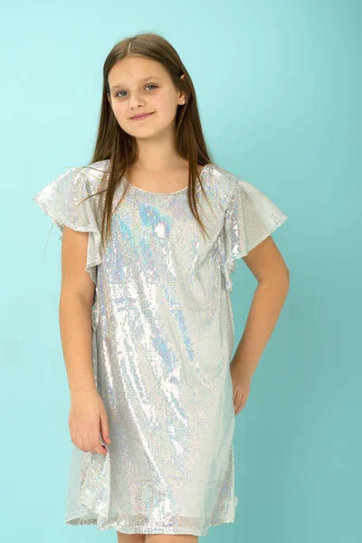 Schönes lächelndes Mädchen im silbernen Partykleid — Stockfoto