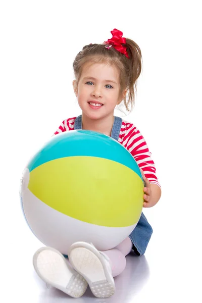 Klein meisje speelt met een bal. Het concept van kindersport, zomer outdoor recreatie. — Stockfoto
