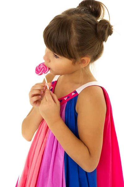 可爱的小女孩舔棒棒糖 — 图库照片