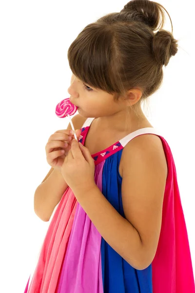 Bonito menina lambendo pirulito — Fotografia de Stock