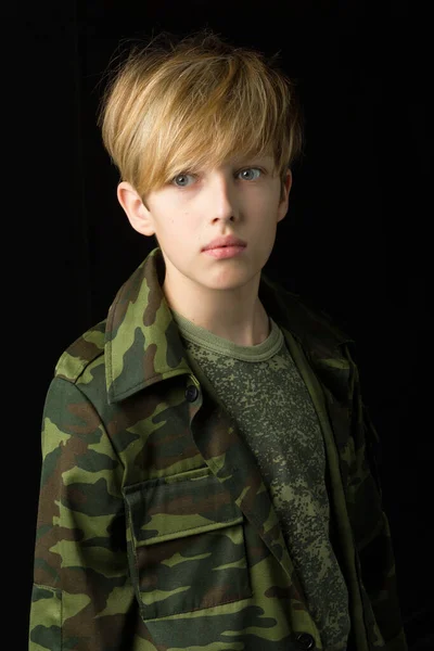 Magabiztos tinédzser fiú álcázó ruhában — Stock Fotó