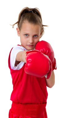 Spor boksörü genç kız, beyaz arka planda izole edilmiş.