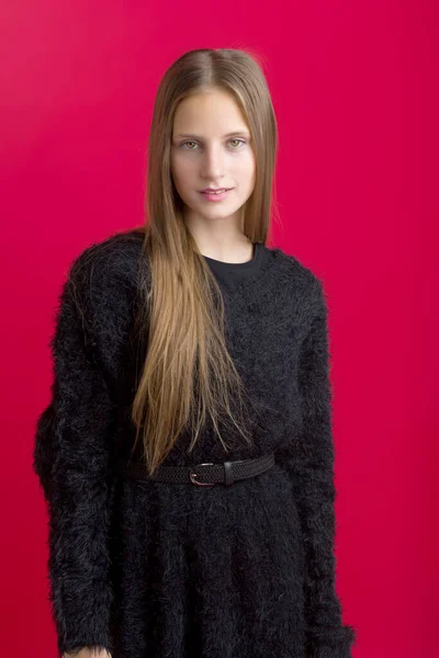 Retrato de menina encantadora com cabelo castanho liso — Fotografia de Stock