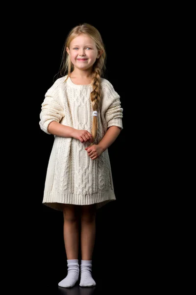 Retrato de comprimento total de menina de cabelos longos alegre — Fotografia de Stock