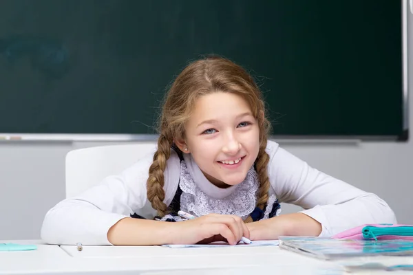 Aranyos iskoláslány portré.Vissza az iskolába, oktatási koncepció. — Stock Fotó