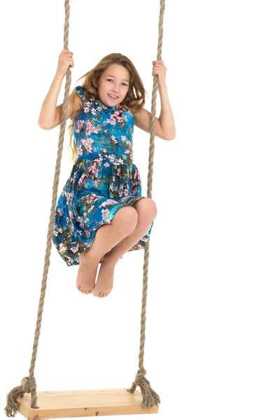 Chica de pie en la cuerda swing.Portrait de niño preadolescente feliz —  Fotos de Stock