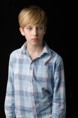 Yakışıklı sarışın çocuğun yakın plan portresi..