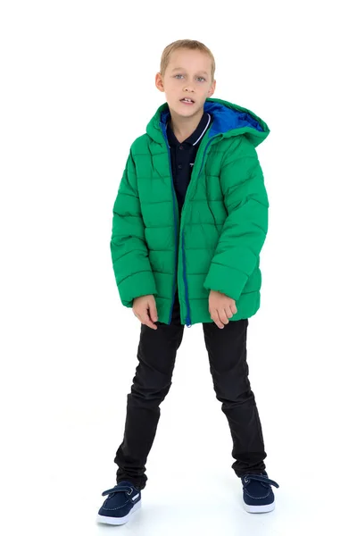 Usmívající se chlapec v rozepnuté zelené zimní bundě — Stock fotografie