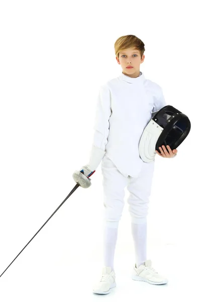 Kılıç ve maskeyle poz veren eskrim kostümlü çocuk — Stok fotoğraf