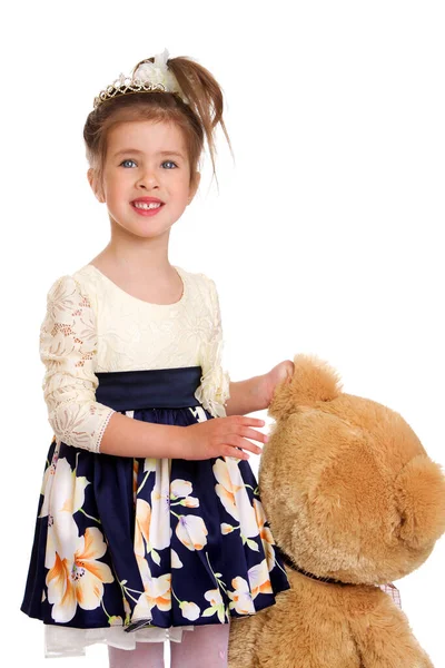 Meisje met teddybeer. Geïsoleerd op witte achtergrond. — Stockfoto