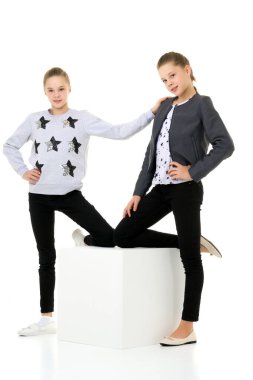 Güzel Kız Kardeşler Tek Diz ile Küp 'e Yaslanıyor