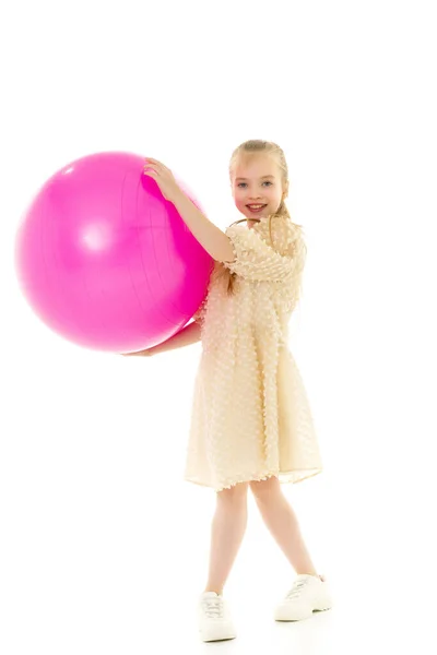 Menina brinca com uma grande bola para a aptidão — Fotografia de Stock