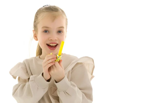 Das Mädchen ist ein süßer Zahn, sie freut sich sehr über die Süßigkeiten. — Stockfoto