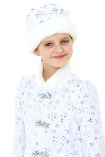 Vacker flicka i snö jungfru kostym — Stockfoto