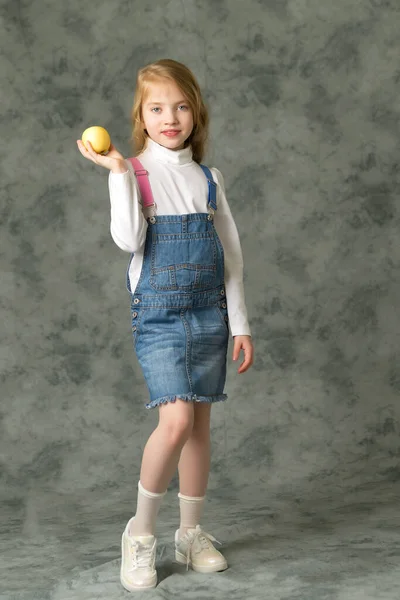 Dziewczynka z jabłkiem.Studio portret. — Zdjęcie stockowe