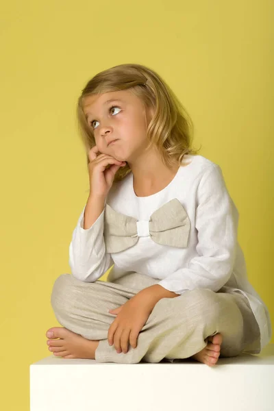 Het kleine meisje kijkt op.Het concept van kinderen emoties. — Stockfoto