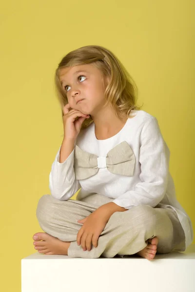 La niña mira hacia arriba.El concepto de emociones infantiles. —  Fotos de Stock