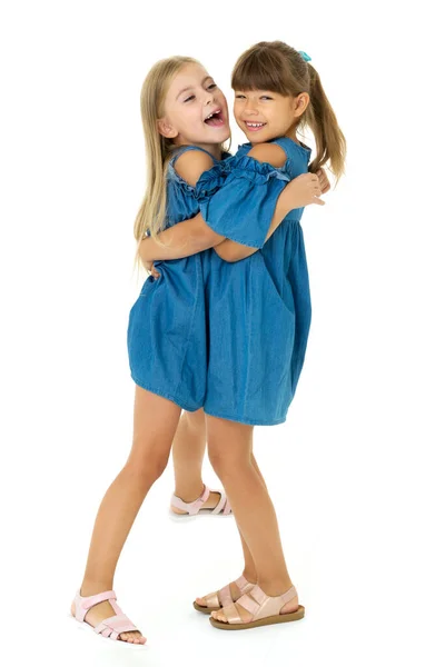 Portret van een schattig meisje knuffelen elkaar — Stockfoto