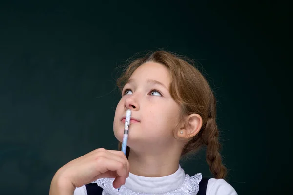 Porträtt av pensiv skolflicka.Tillbaka till skolan, utbildningskoncept — Stockfoto