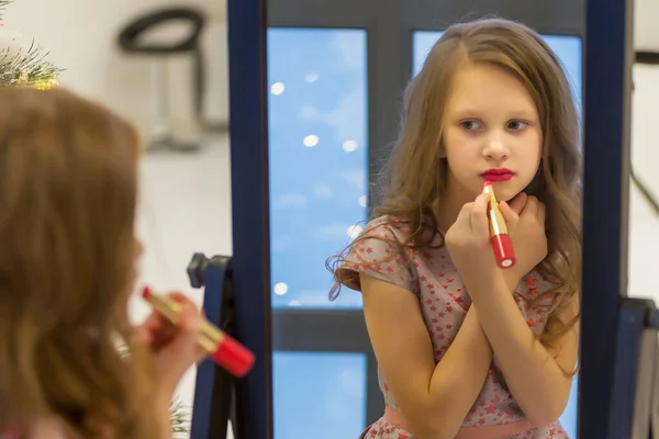 Girl Applying Lipstick in front of Mirror Looking at her Reflect — Stock Photo, Image