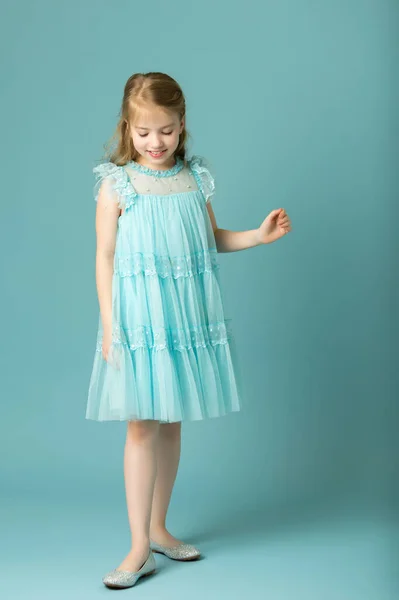 Elegantní dívka v šatech. Mládež módní koncept, šťastný dítě. — Stock fotografie