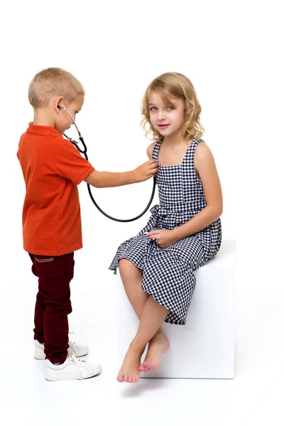 Crianças bonitos brincando médico e paciente — Fotografia de Stock