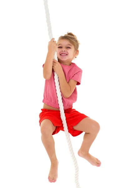 Активная счастливая девушка висит на веревке — стоковое фото