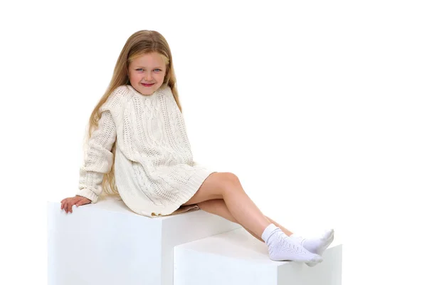 Carino bambina seduta su una scala bianca — Foto Stock