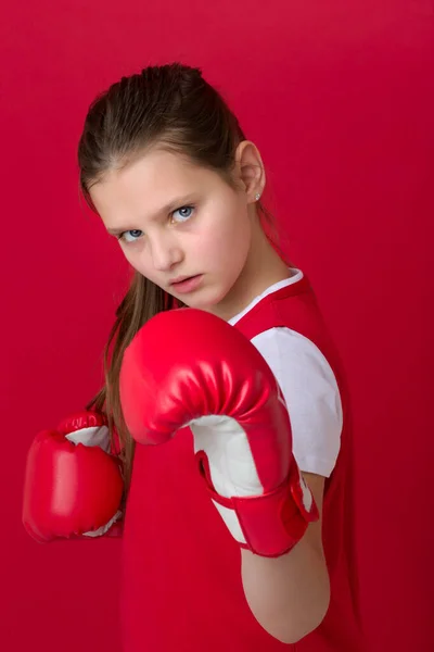 Adolescente posando en guantes de boxeo — Foto de Stock