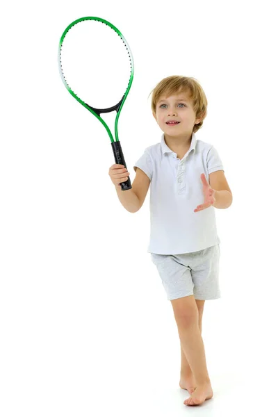 Милый маленький мальчик играет в теннис. — стоковое фото