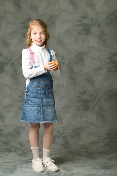 Маленька дівчинка з портретом Apple.Studio . — стокове фото