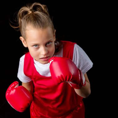Sportif genç kız boks egzersizleri yapıyor.