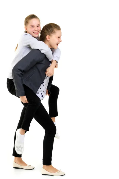 Boldog mosolygó tini lány Malacka hátán ikertestvére — Stock Fotó