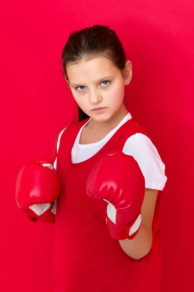 Adolescente posando en guantes de boxeo —  Fotos de Stock