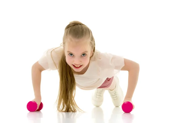 Petite fille faisant des exercices avec des haltères. — Photo