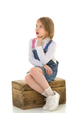 Küçük kız ellerini yüzüne doladı..