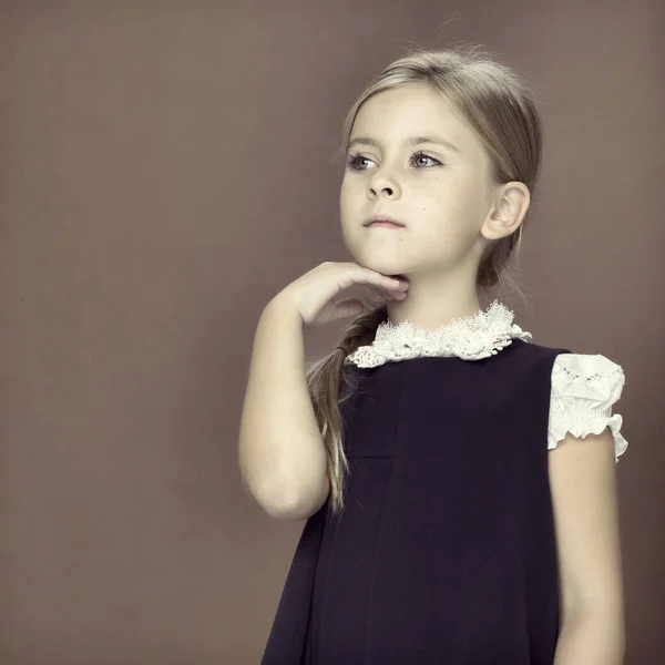 Menina loira bonito em uniforme escolar — Fotografia de Stock