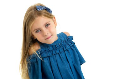 6-7 yaşlarında mavi kot elbiseli bir sarışın..